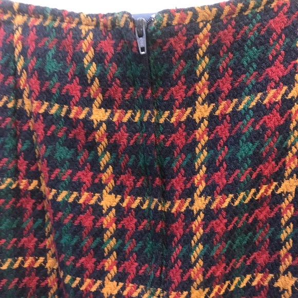 Cute Mini skirt! Lined! Size 6 cute for work or date! Nice in winter w/leggings - Picture 3 of 6